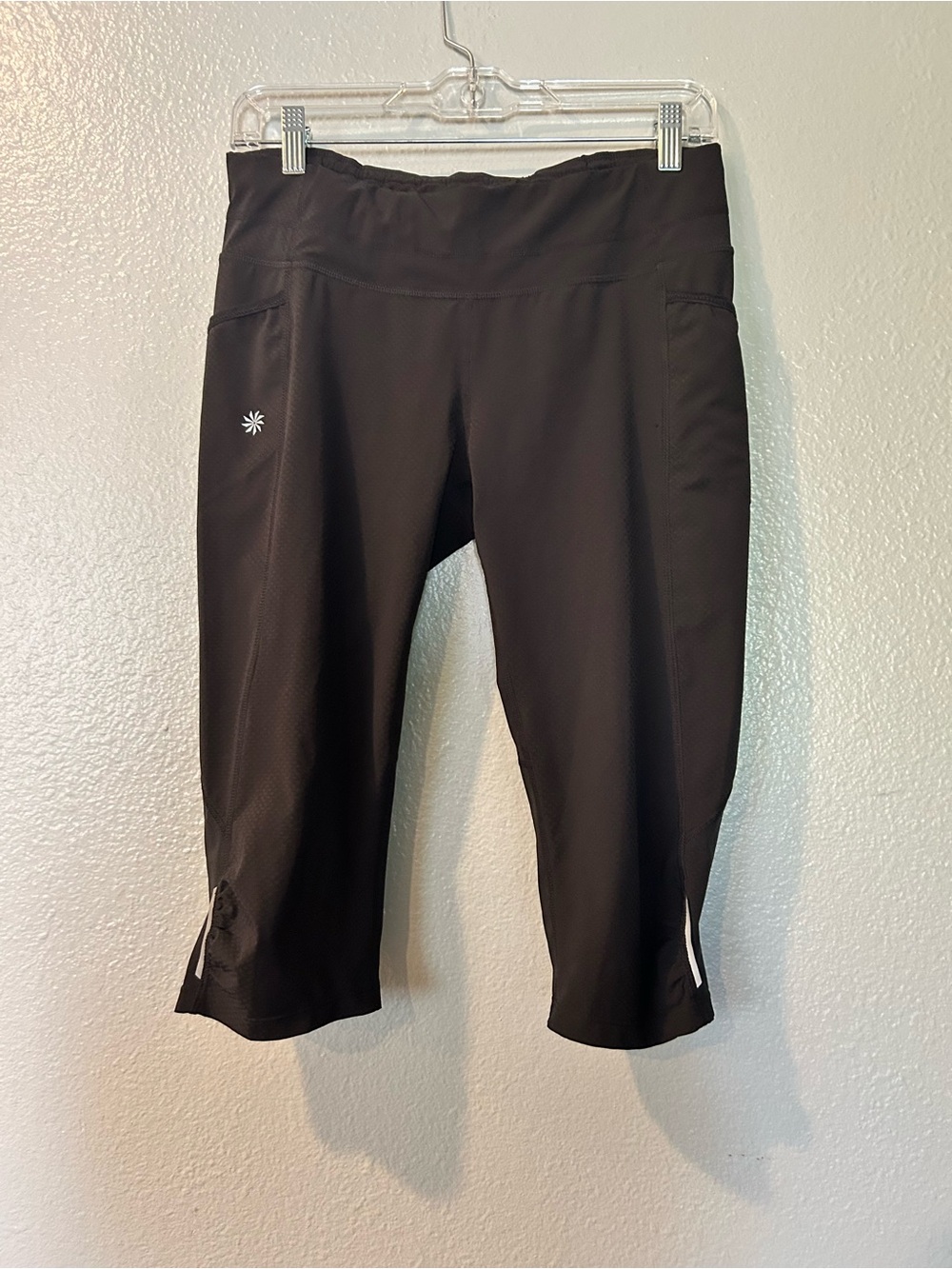 Athleta Black Be Free Knicker Capri Leggings Size M Pockets Reflective
